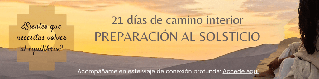 Mujer meditando en un entorno natural, conectando con la tierra y su esencia femenina.